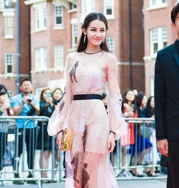 迪丽热巴街拍气场全开，长靴上身比起“老板”杨幂更有女神范！