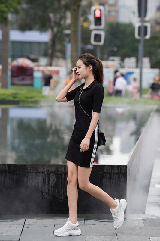 重庆街拍:气质修身系带蝴蝶结，饰吊带连衣鱼尾裙搭配高跟鞋