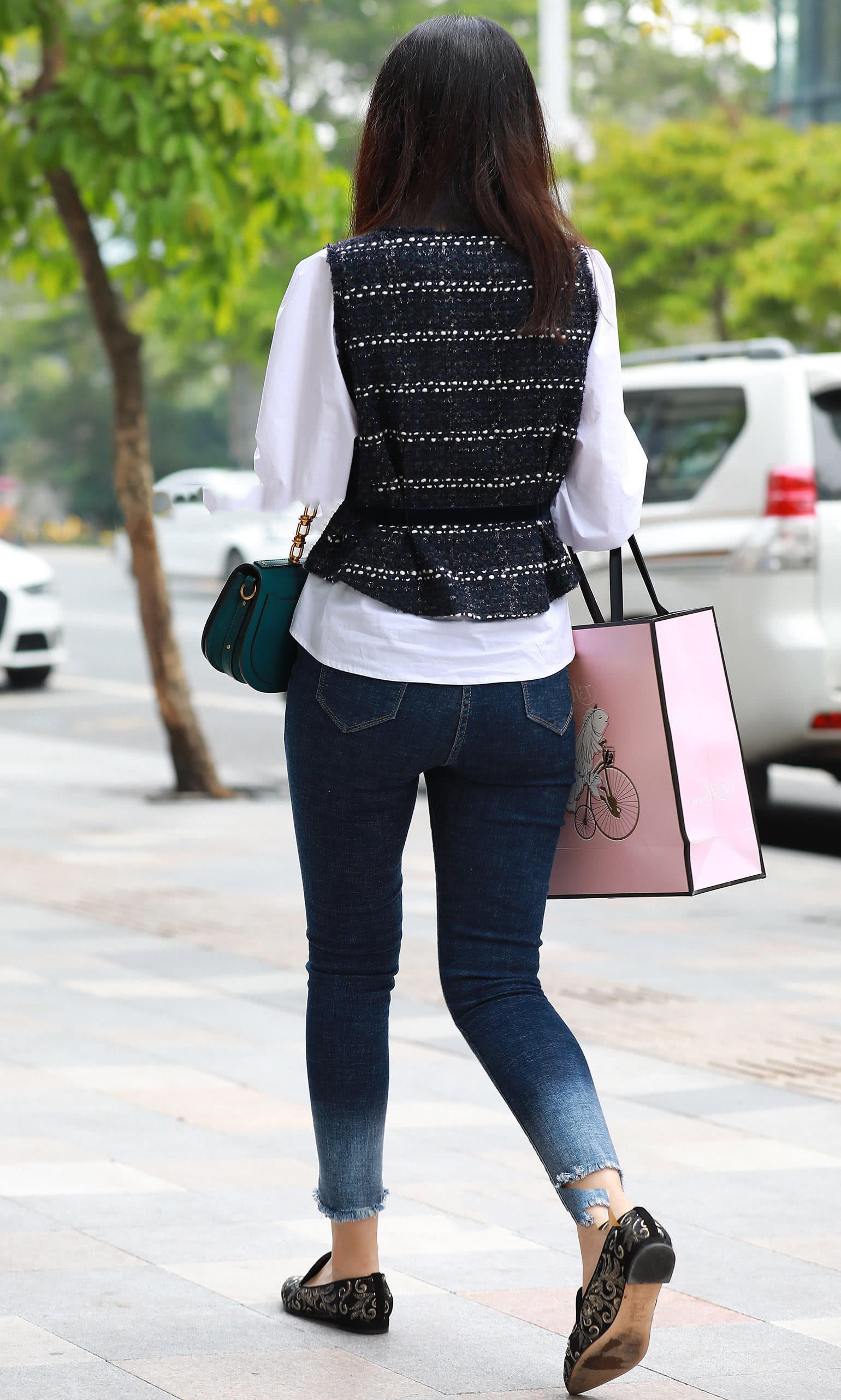 气质小姐姐紧身裤秀出玲珑有致好身材，一路走来尽显活力青春，网