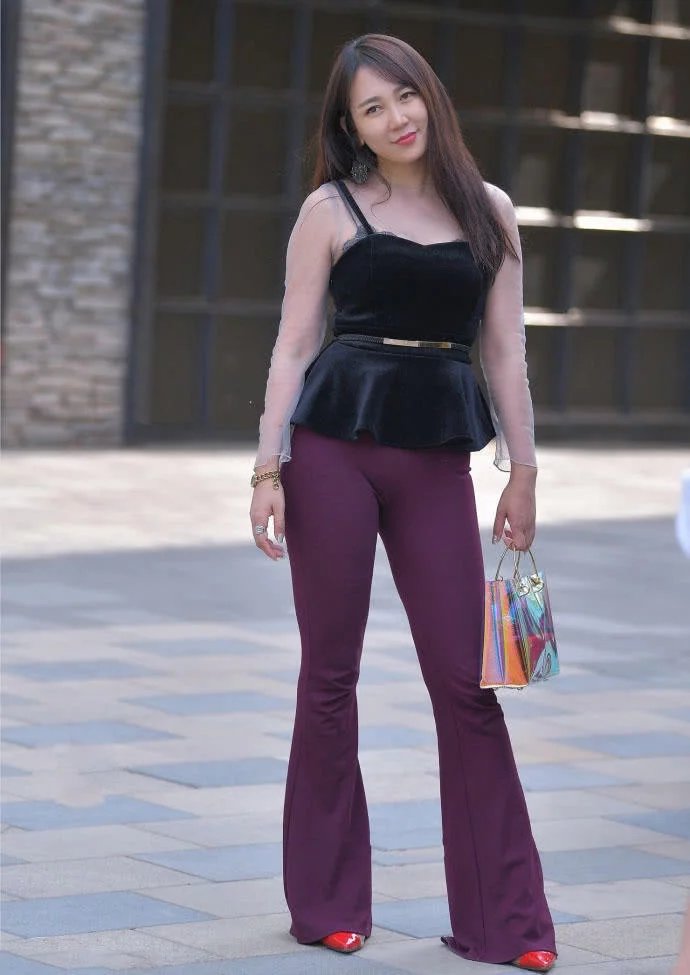 红色紧身裤小姐姐身材胖胖手感好，风韵的婴儿肥身材很有姿色