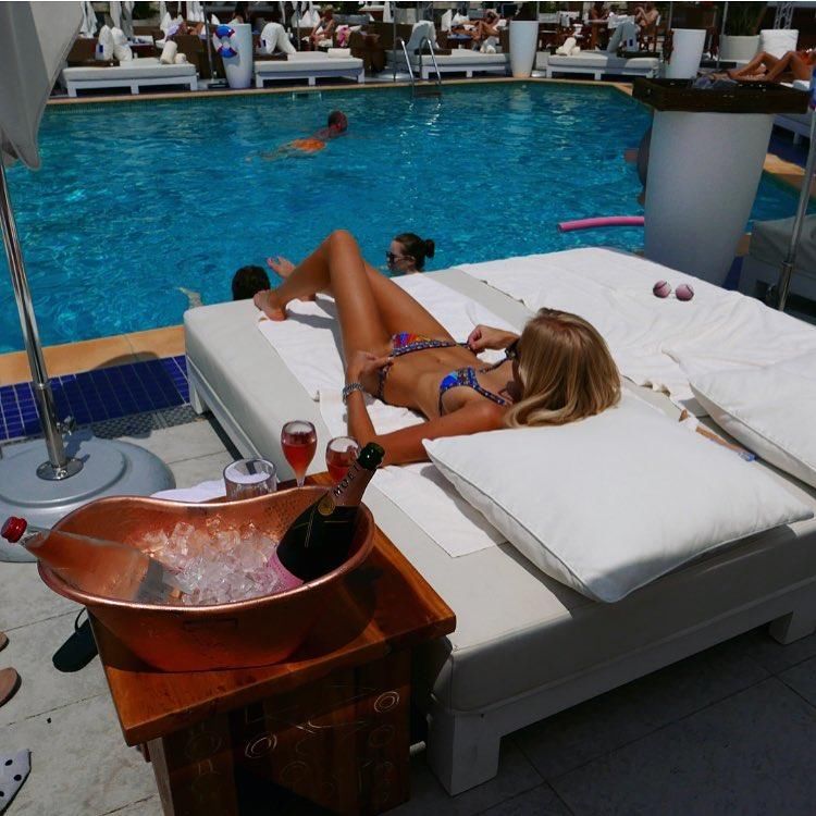 瑞典悍将女友外出度假 大秀美腿身材惊人