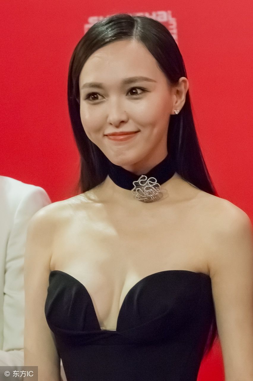 唐嫣裙子太紧把胸都勒出来了，网友:“门牌包”是罗晋送的吗?