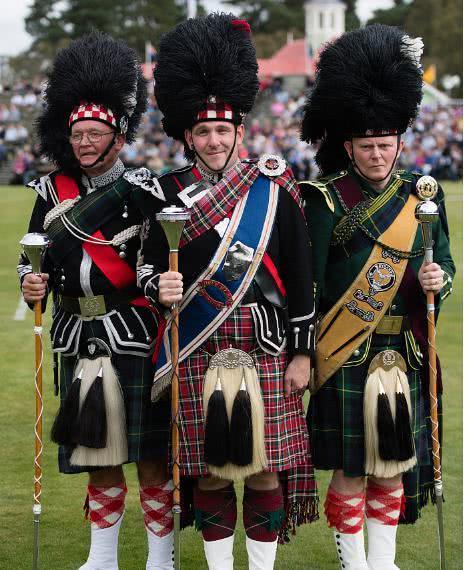 英女王携王室成员亮相高地运动会查尔斯王子一身短裙实力吸睛