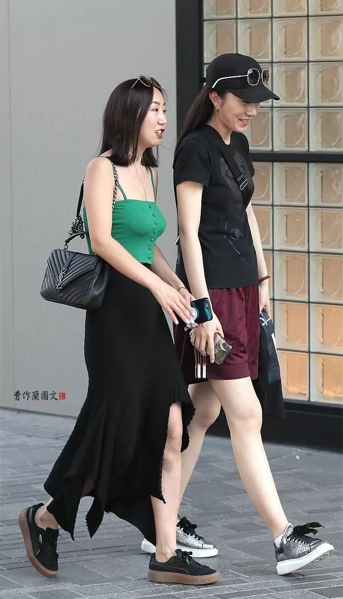 街拍:不敢让男友看到的漂亮闺蜜