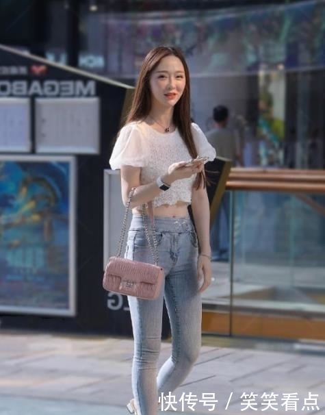  #绝配#街拍上班族小姐姐穿上黑色高跟凉鞋,和黑丝绝配