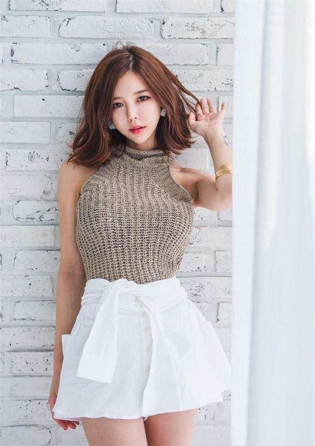 回头率超高的短裙飘逸优美，名媛气质令人心动