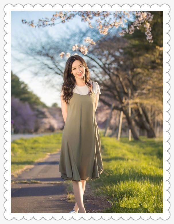 当宋茜和柳岩同穿吊带裙搭白T，网友:才知道气质并不是谁都有的