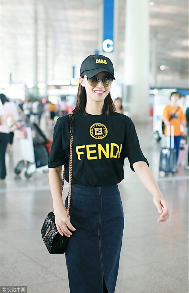 蓝盈莹黑T配牛仔长裙变时髦精 边走边打电话似与男友曹骏传情