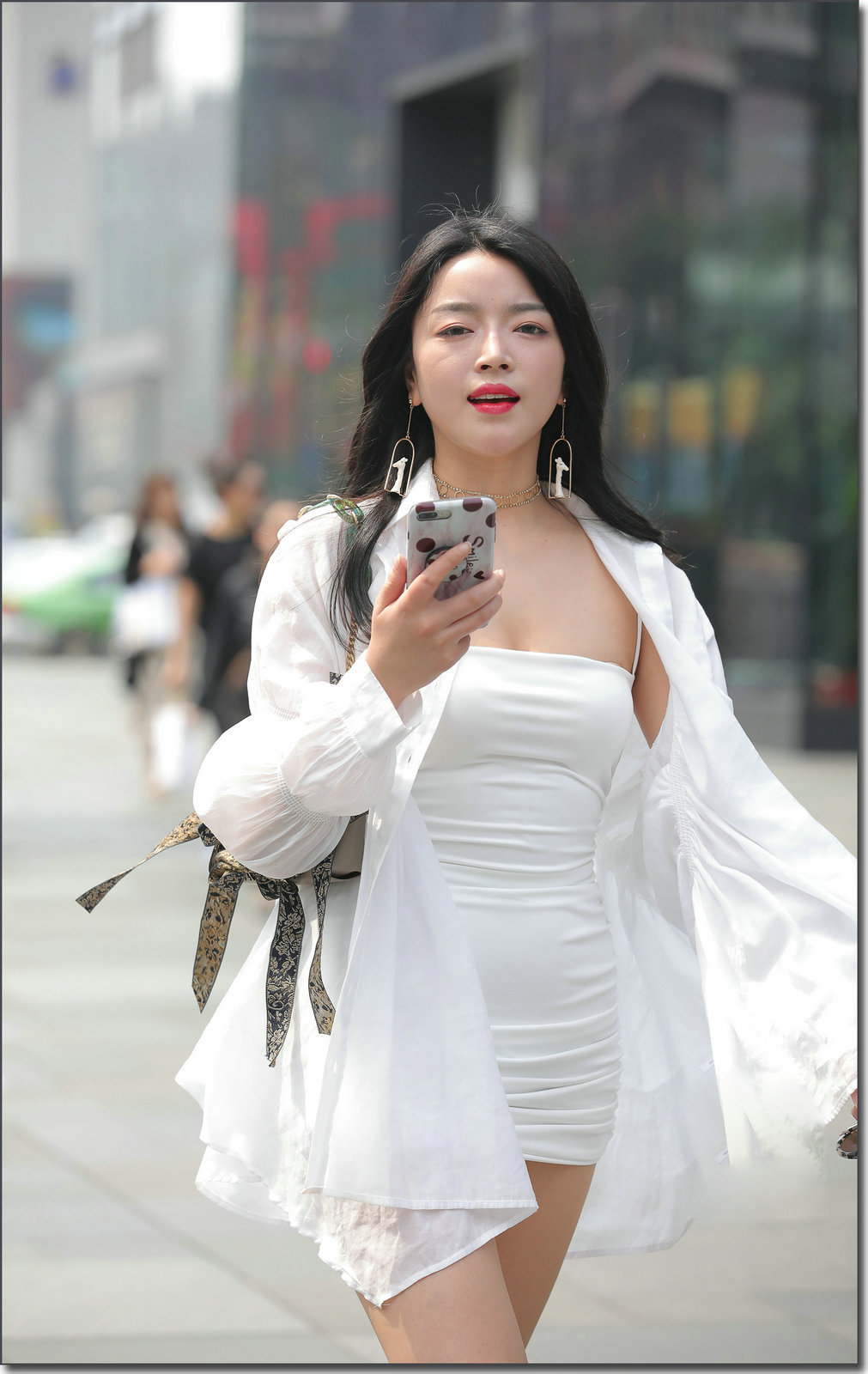  性感|街拍：一身白色套装，超短裙抹胸装，太性感了
