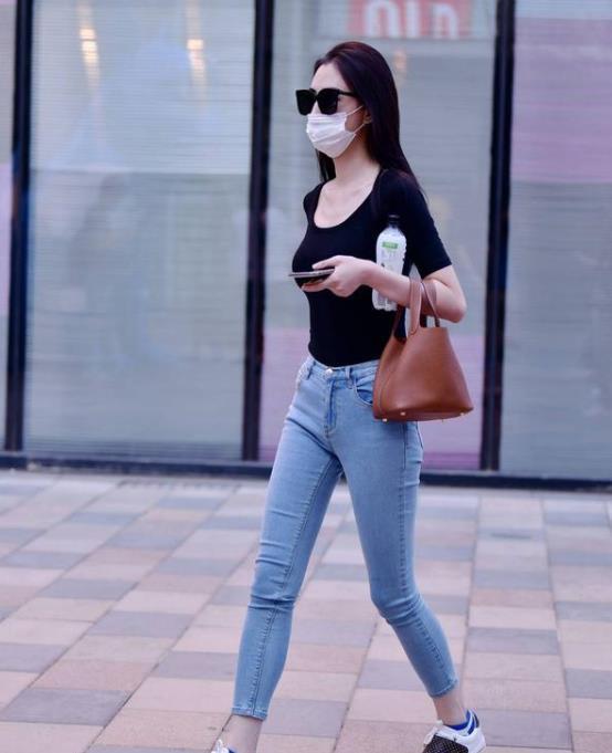 气质|街拍：窈窕淑女的美女，一条一字肩连衣裙，优雅气质迷人