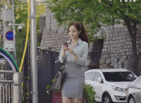 女神级“活宝典”来示范现代铅笔裙的穿搭术