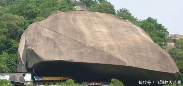 中国最“危险”的寺庙：被巨石压了400年，虽然很小但是很灵验！