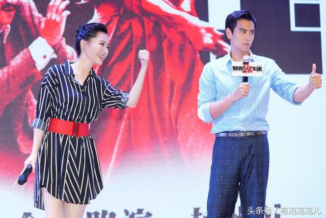 49岁许晴好拼，全身上下只穿一件衬衫出席活动，网友：只有29岁吧