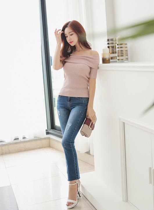 身材匀称的牛仔裤美女，双腿纤细修长，穿出女王气质！