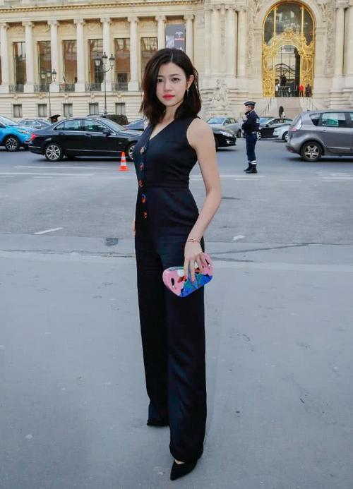 陈妍希真会玩，一袭白裙很甜美，“水管鞋”刷新我的三观！