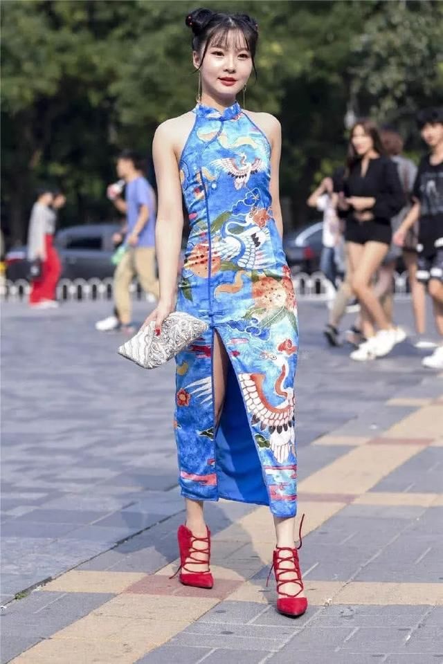 微胖美女一袭旗袍装，穿上身轻松呈现出美感，好身材一览无余!