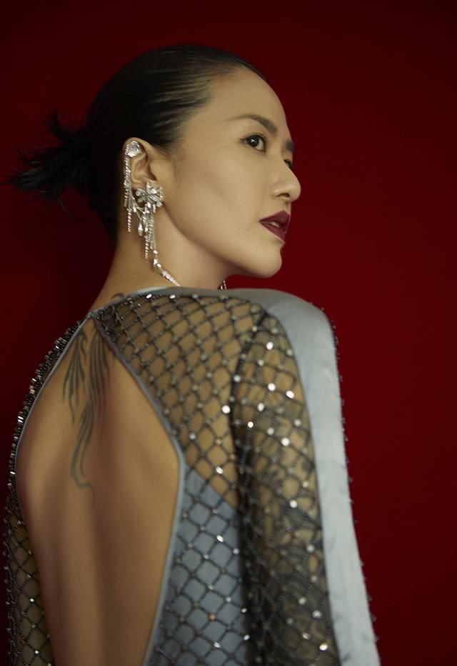 曾经辣眼渔网装,谭维维金曲奖上穿了两次,果然是歌手里最会穿的