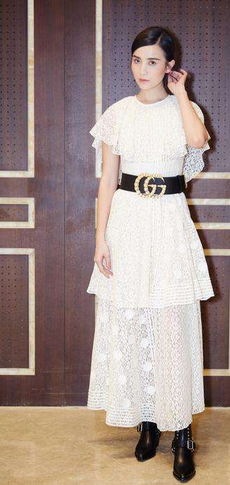 宋佳这裙子也太透了吧!三角区黑毛都看得见网友:白百何都没你疯狂