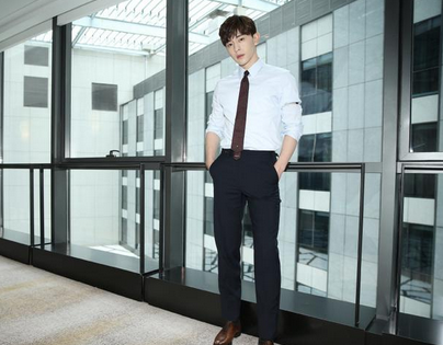 邓伦的生活照，真不是舞台上看到的那样，最后一张笑出法令纹！