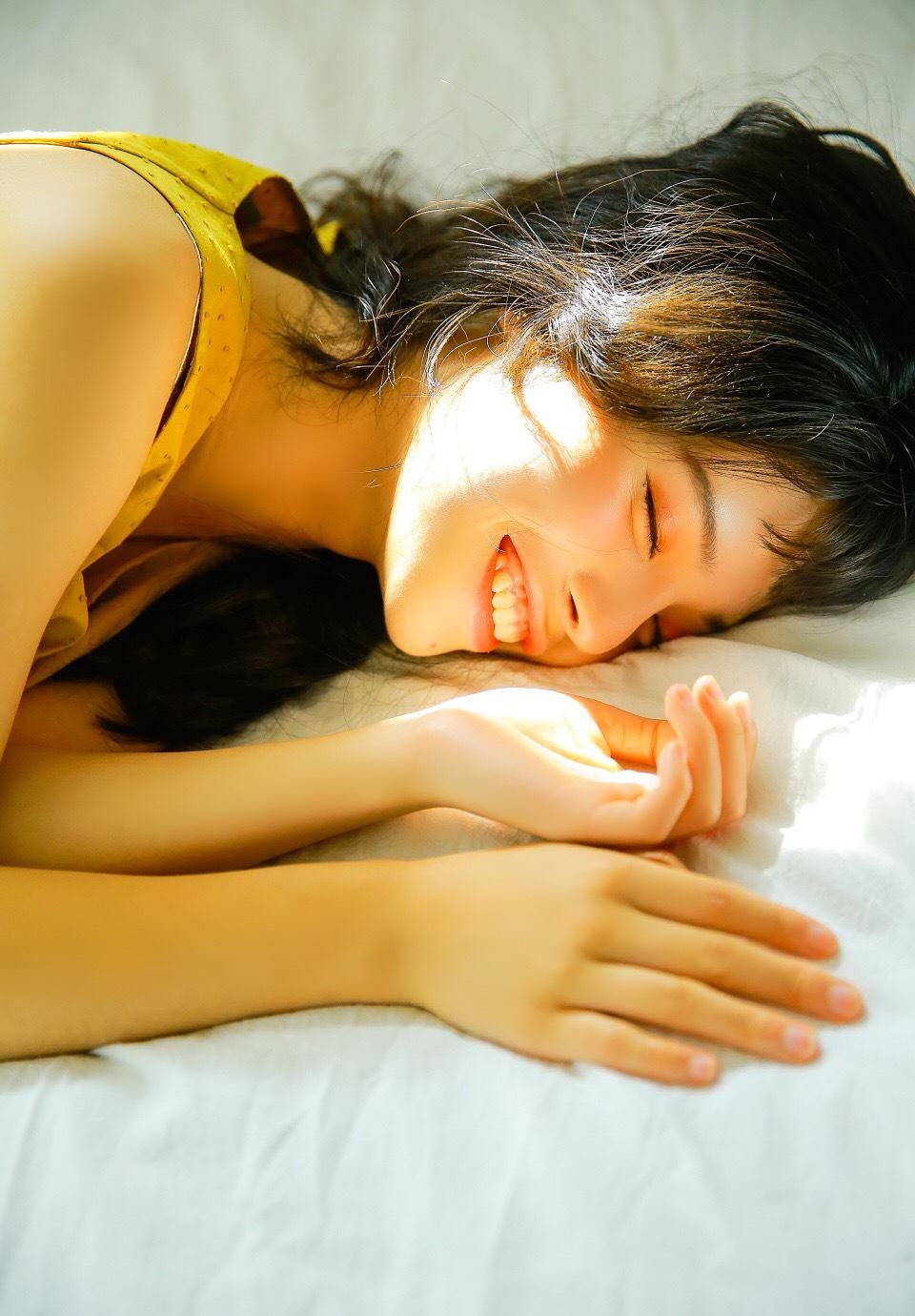 亚洲性感熟女居家床上风情诱惑图片