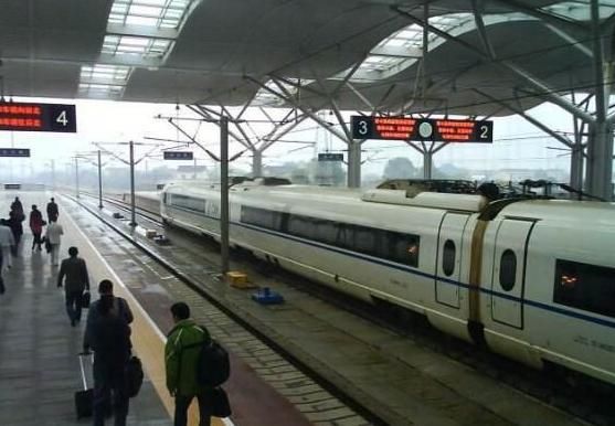 印度富婆来中国旅游，刚下高铁后大骂：印度媒体骗了我二十年