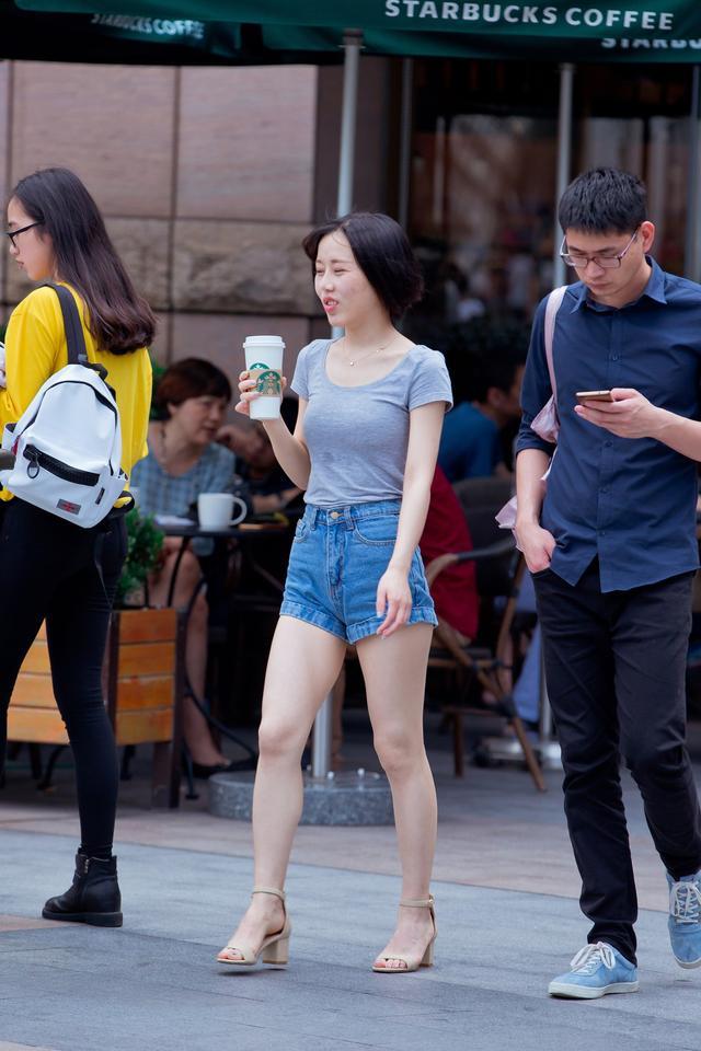 街拍女孩：清新温柔白嫩皮肤，很有女人味！