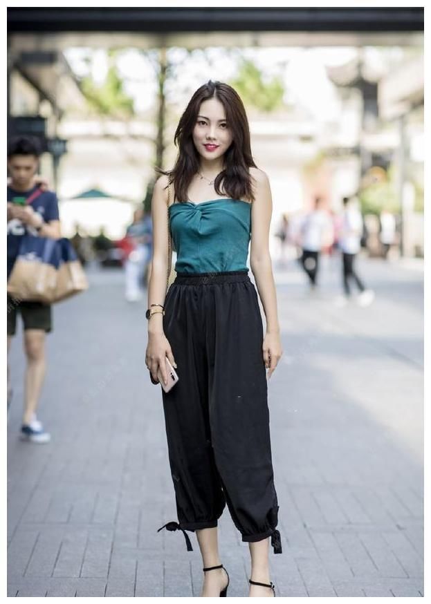 街拍:性感吊带连体开叉裙，尽显成熟女性的妩媚，让人无法阻挡