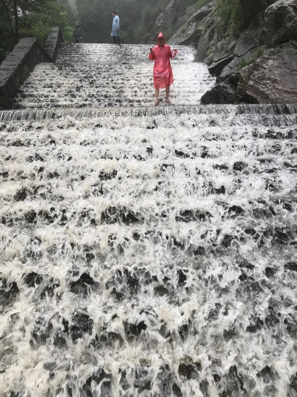 天降暴雨泰山景区台阶变“瀑布” 不少游客逆流而上