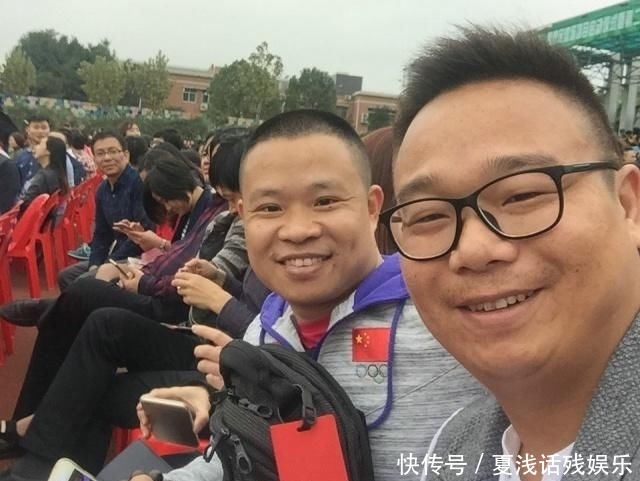 「周星驰」18岁的他放弃大学,只身到横店做群演,如今身价不菲让人羡慕
