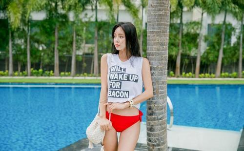 炎炎夏日 度假美女泳池边大秀好身材 带来丝丝清凉