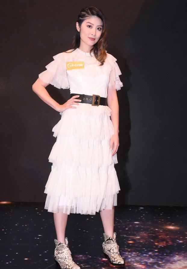 陈慧琳的穿搭真有趣，穿一件甜美的裙子，搭配的是“蟒蛇鞋”！