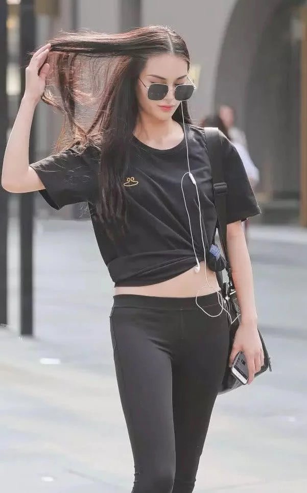 气质小姐姐紧身裤搭配露脐上衣曲线圆润，穿出婀娜多姿的休闲风