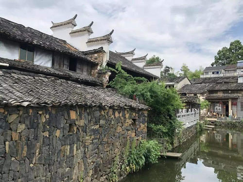 这村庄有着“空中乡村”的美称，被梯田环绕，火山黑石铸造