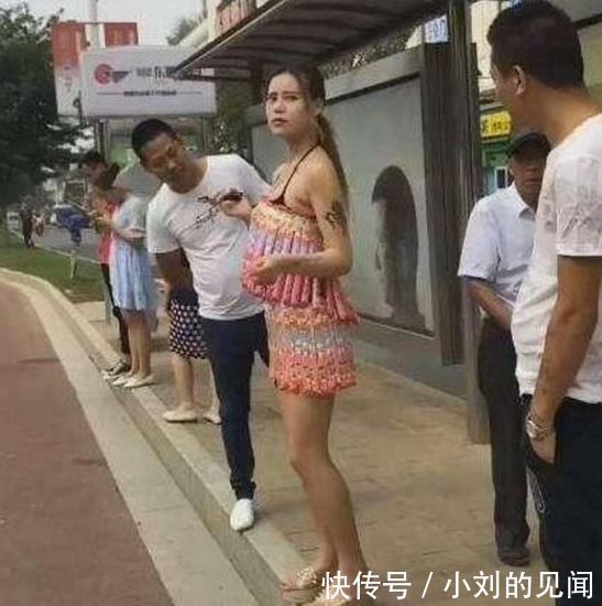 女子穿着冰棒做成的裙子，边吃边等车，简直绝了！