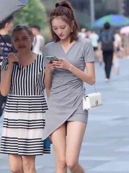  时尚■街拍：天生丽质的小姐姐，一条白色的连衣裙，时尚女神风范