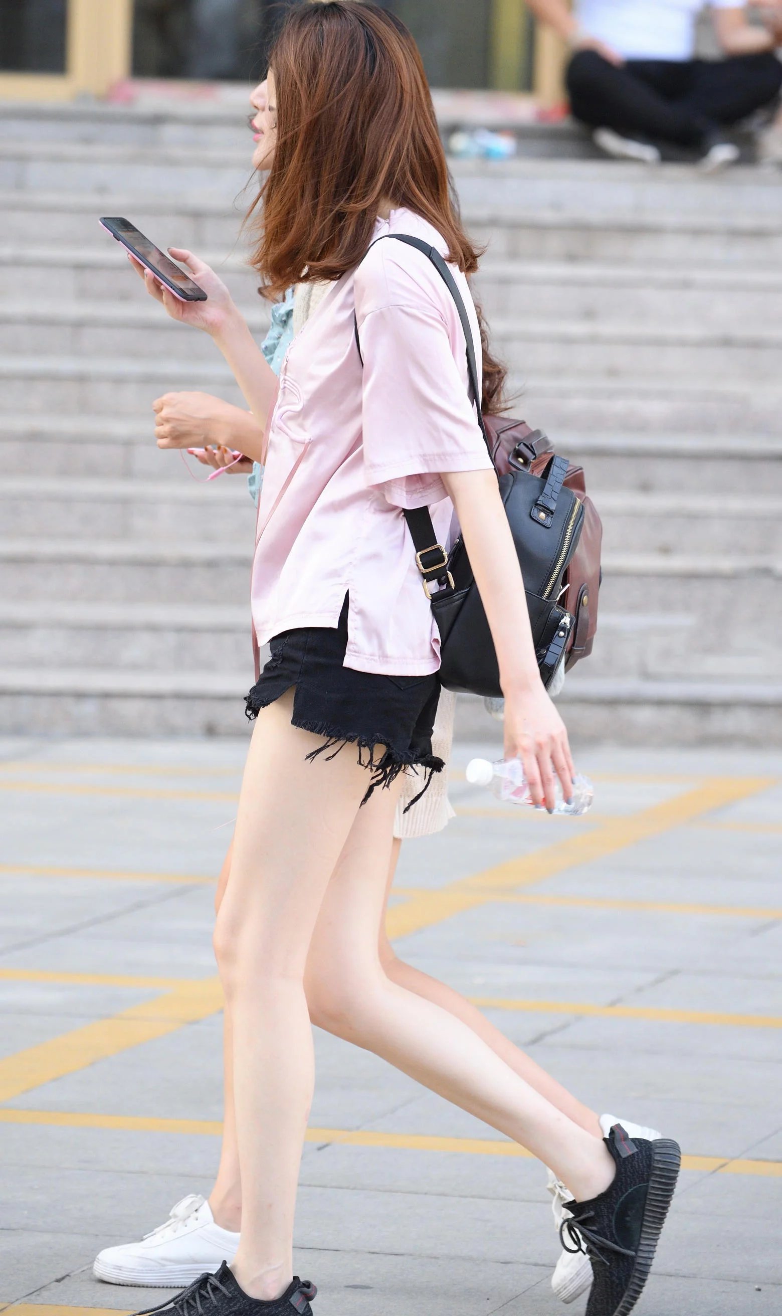 闺蜜小姐姐两人一起出街,一个珠圆玉润一个皮肤白皙