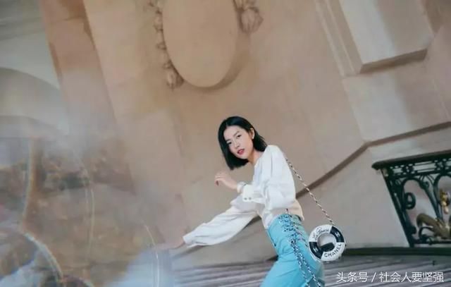 刘雯真的拼了！拼接吊带裙硬生生挤出乳沟，对镜自拍让人想入非非