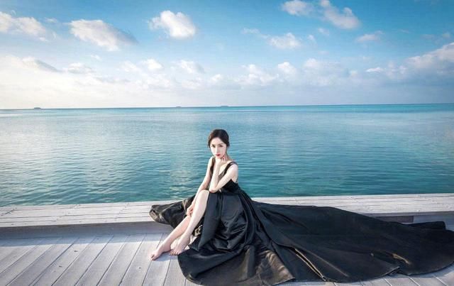 娄艺潇黑色长裙露美背，侧面照引发网友热议：想不到这么有料！