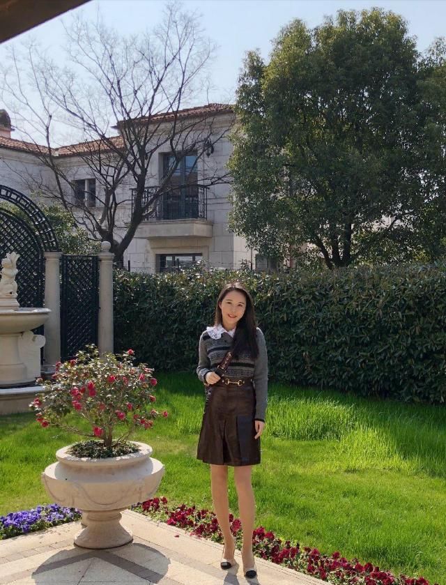  『奔四』奔四女性“装嫩”穿衣搭配，个性时尚又显年轻，时尚潮流精美又有女人气质