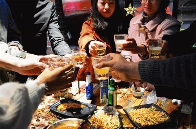 日本人来中国旅游，到便利店买酒后感叹：中国人生活真幸福