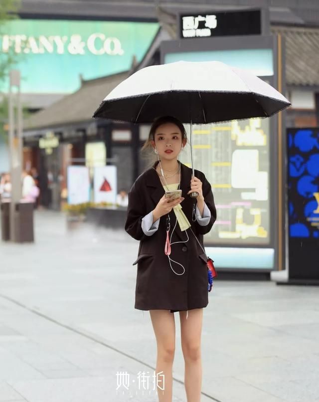 「选择亮色」这些搭配让人眼前一亮,很是吸引人,让你穿出与众不同的美