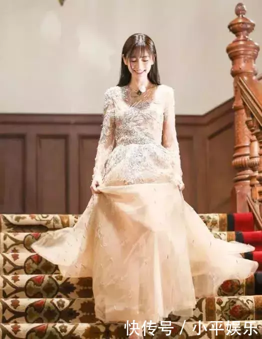 杨颖为了美太拼了,裸色纱裙惊艳全场,网友:好担心鞋子会崴脚