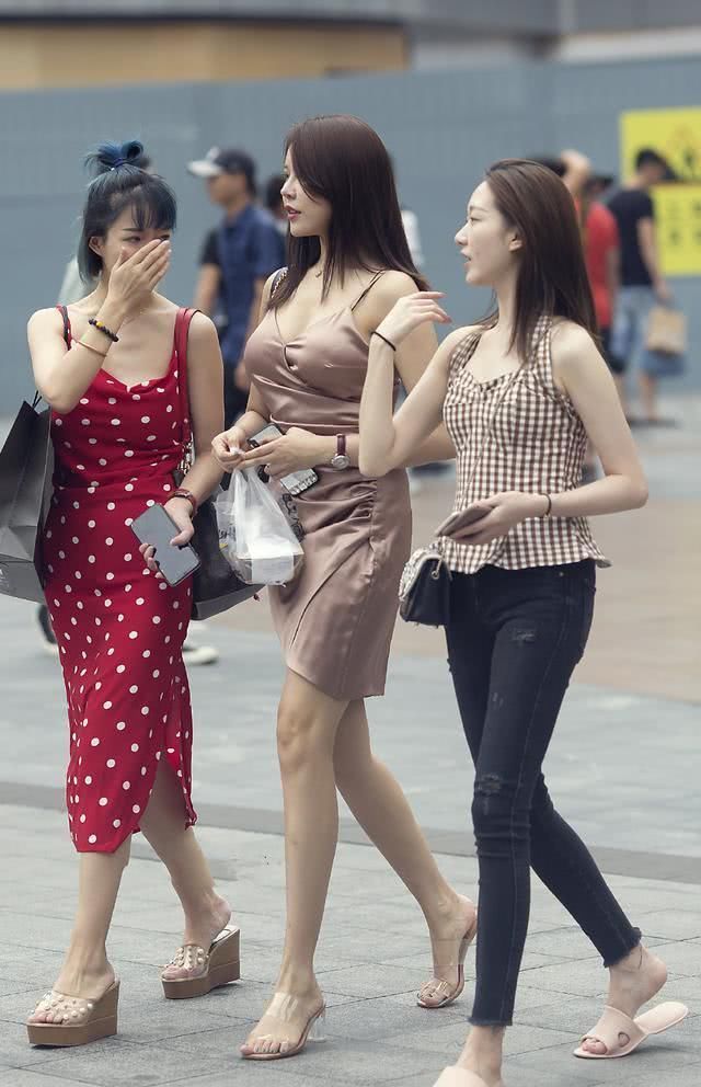  气质@女人三十一枝花，靠颜值还是靠气质这几款穿搭让你满屏少女感
