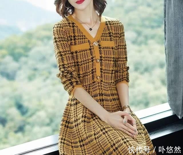  「优雅」女人再美，别穿花枝招展！“小香风”春裙＋平鞋，衬得高雅又减龄