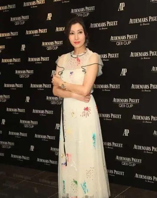 【女人味】李嘉欣49岁的年纪,素颜显憔悴还没气色,老了果然没女人味!