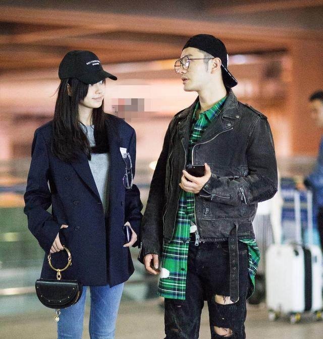 40岁黄晓明机场街拍装嫩，陈伟霆鹿晗最爱的破洞牛仔裤你真敢穿呀