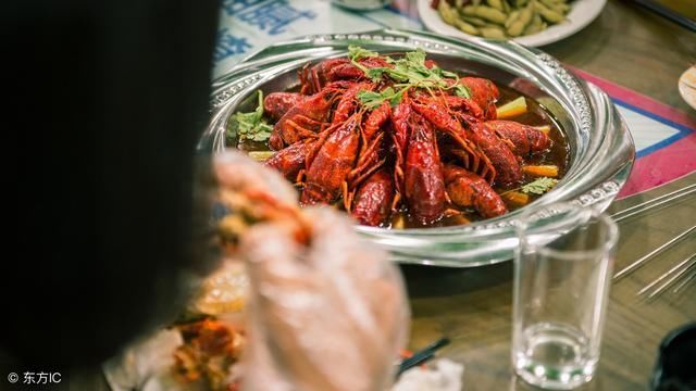 吃小龙虾吃出人命是真的！医生提醒你，这个部位不要吃