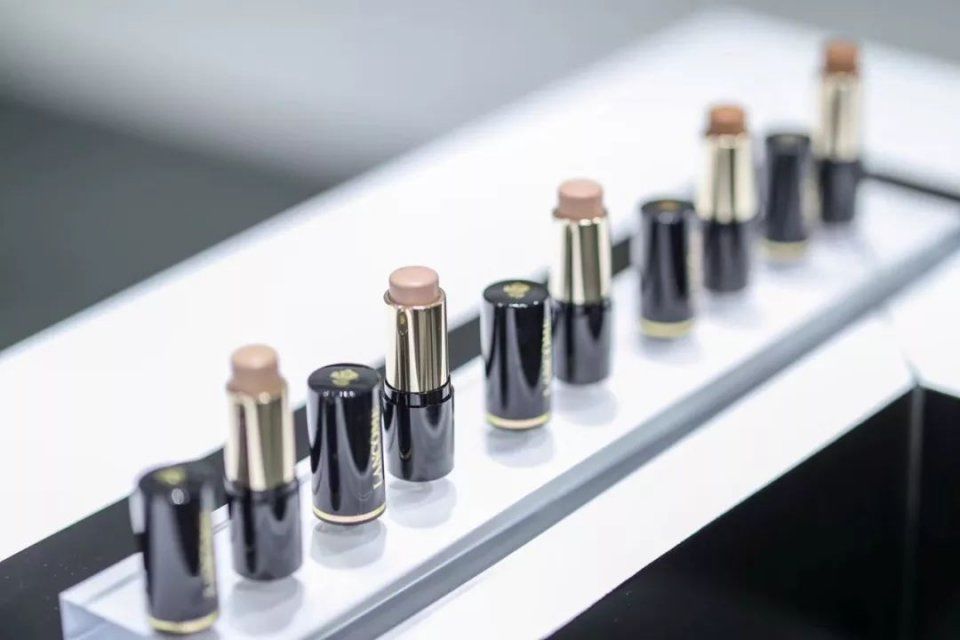 蔡徐坤手把手教防脱妆秘诀!原来带货女王梅根最爱这盘眼影!