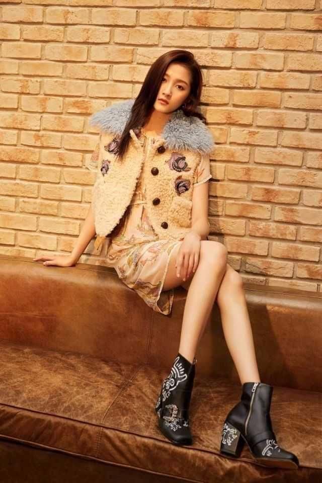 关晓彤参加活动穿黑色礼服秀美腿，网友：比旁边的老外还高半头