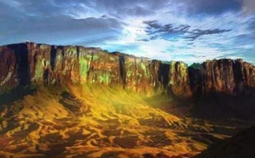 世界上最平山:明明是山顶看起来却像平原,还藏着70多条瀑布